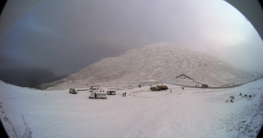 Snow on the Crown Range road summit around 8.40am today. Photo: MetService