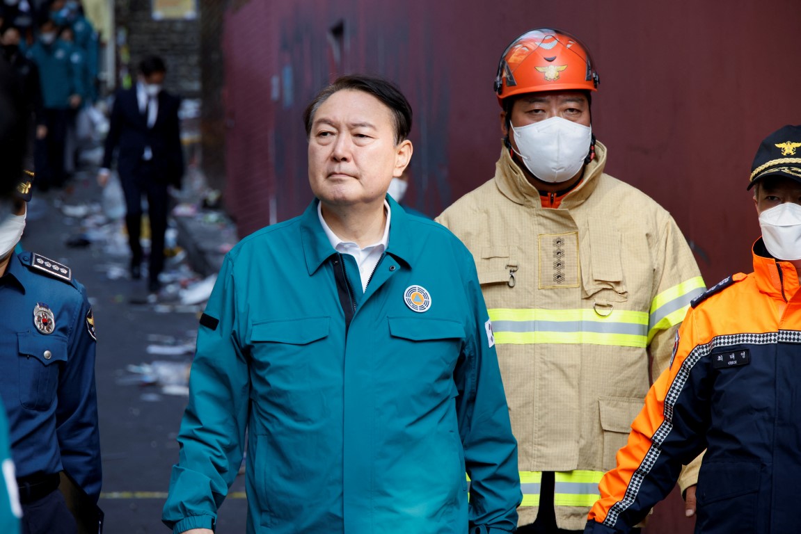 South Korean President Yoon Suk-yeol visits the scene of the stampede in Seoul. Photo: Reuters