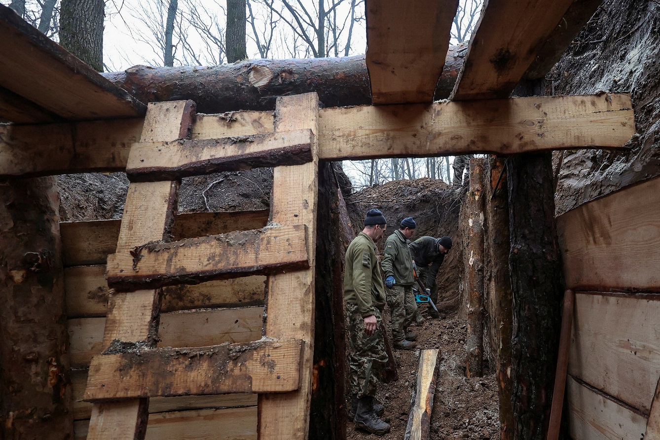 Ukrainian soldiers build a trench in Kharkiv. Photo: Reuters