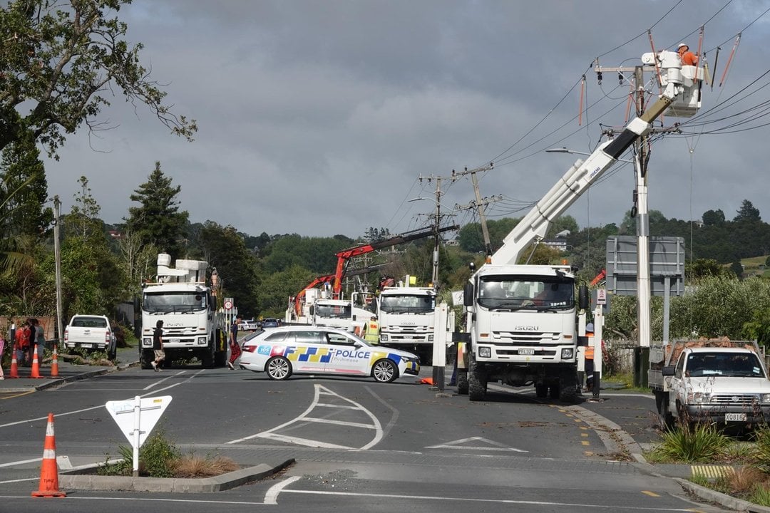 Northpower line crews repairing damaged power lines following the tornado. Photo: RNZ 