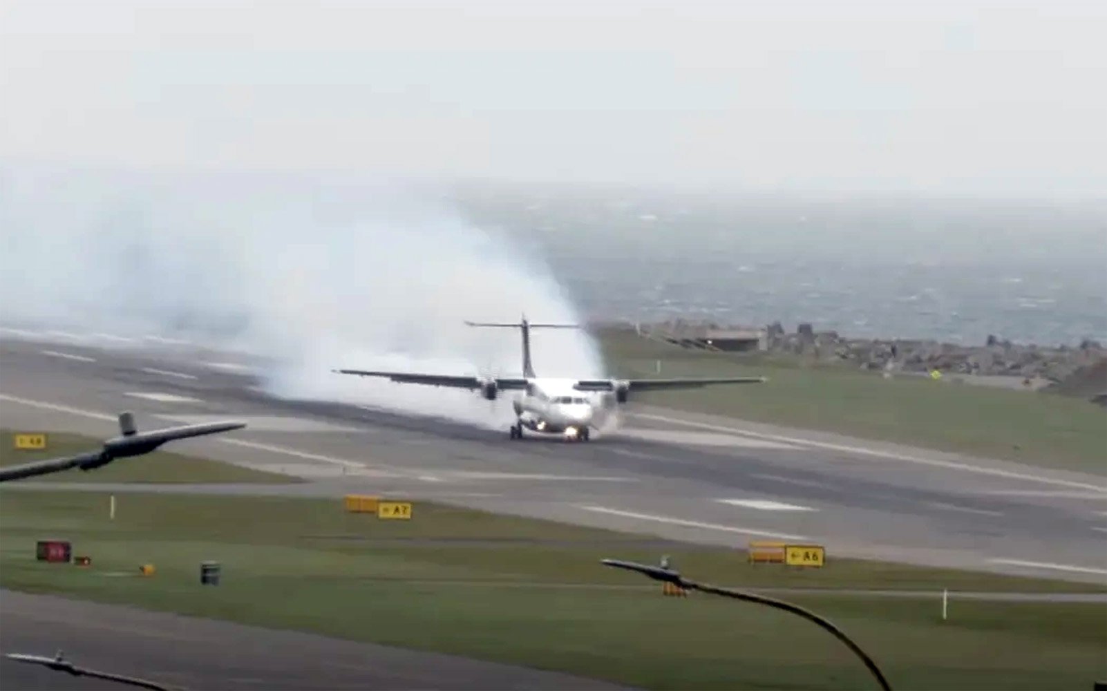 The dramatic landing was caught on live stream. Photo: screenshot/Wellington Flights Live