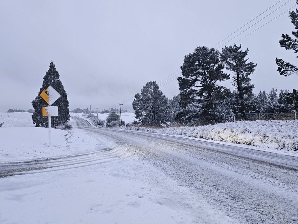 Snow on SH96 between Wreys Bush and Ohai in Southland this morning. Photo: Supplied / Waka Kotahi