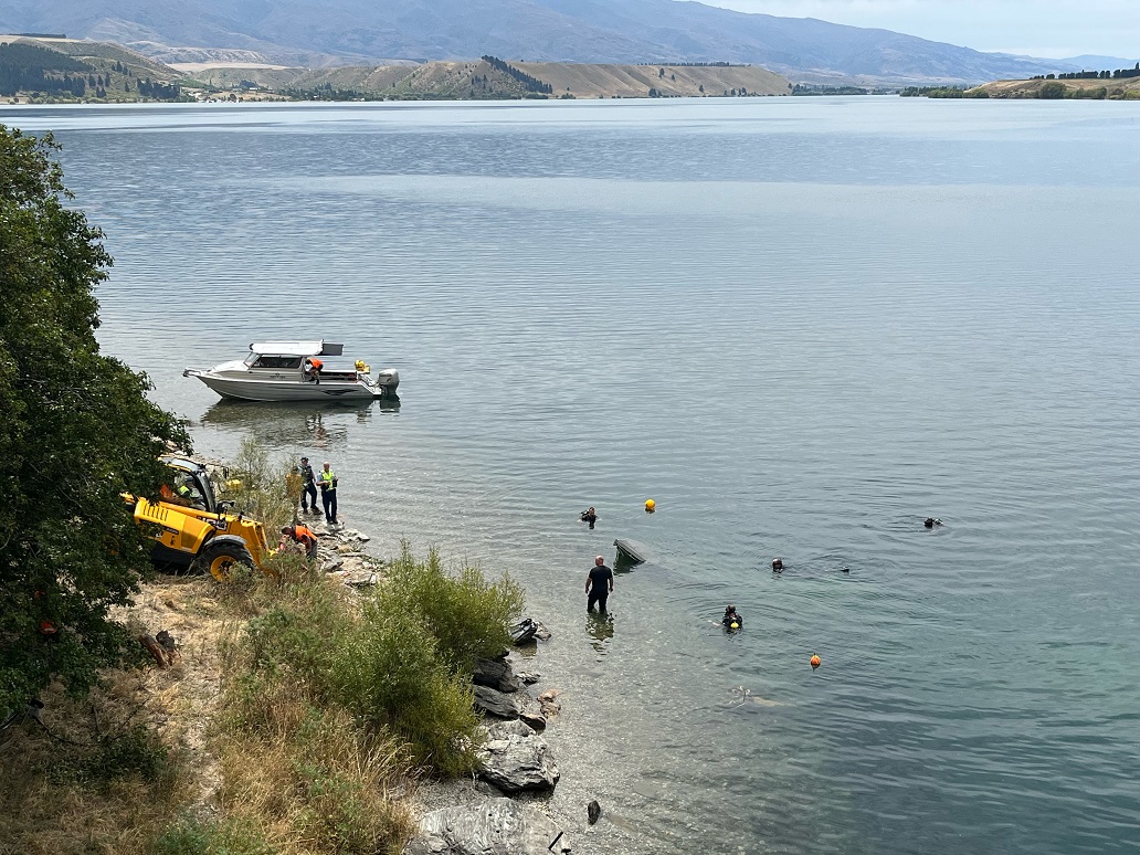 Dive squad members assist with the recovery of the vehicle and trailer. Photo: Shannon Thomson