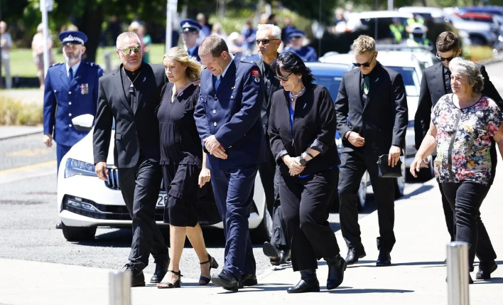 Family and colleagues arrive at the service. Photo: RNZ 