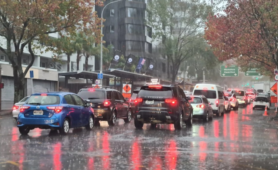 Motorists contend with heavy rain in Auckland this morning. Photo: RNZ