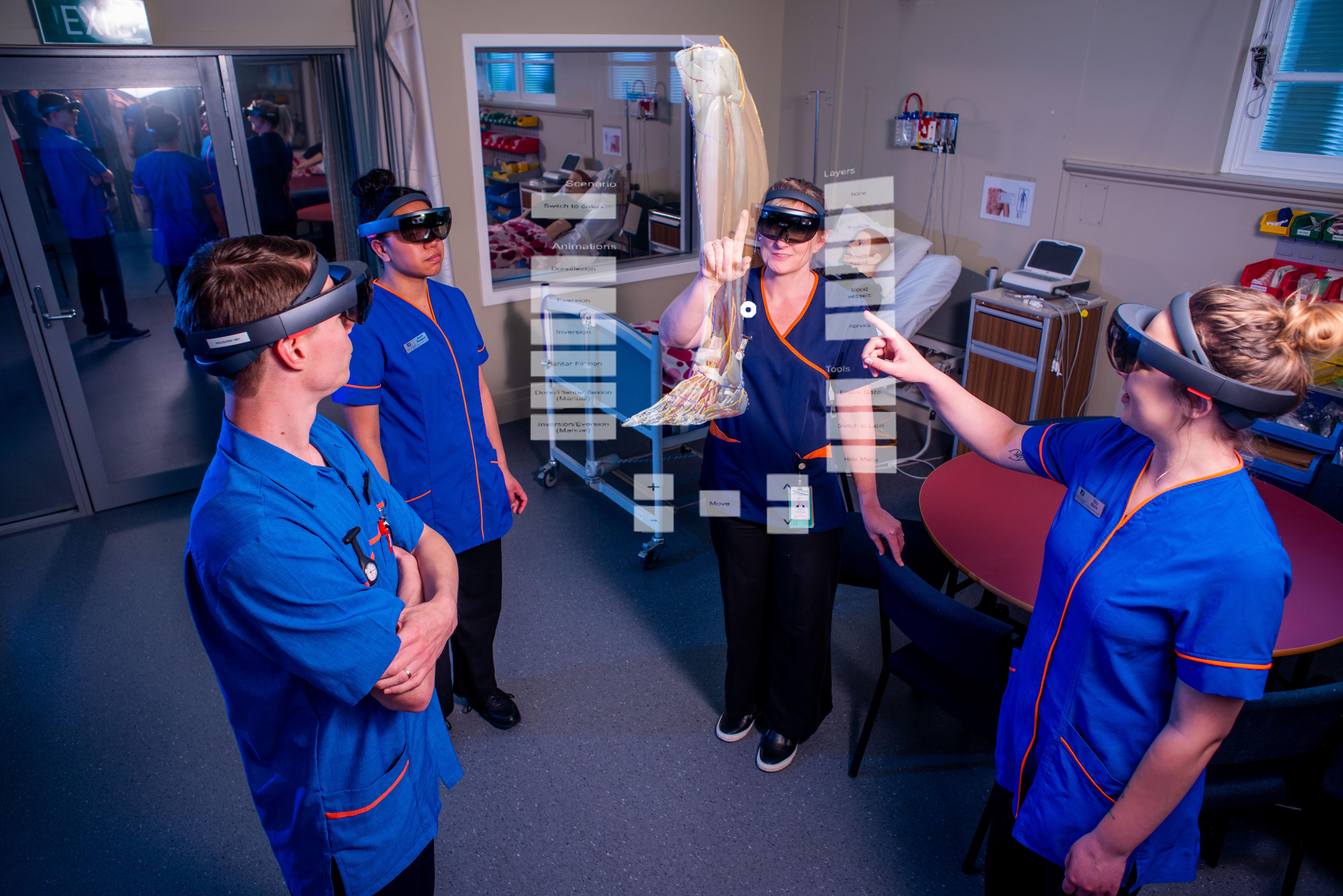 Students use HoloLens to discover the anatomy of the leg.