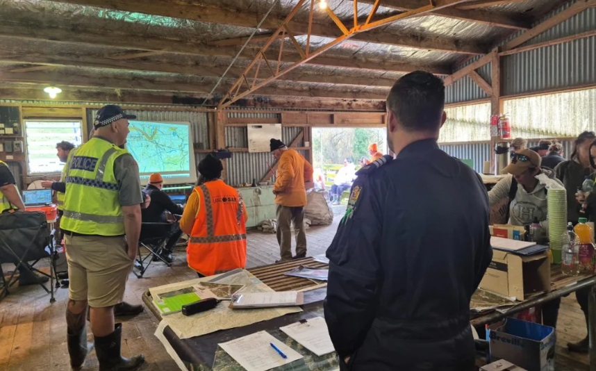 Members of the community joined the search for the missing child. Photo: Alexa Cook / RNZ