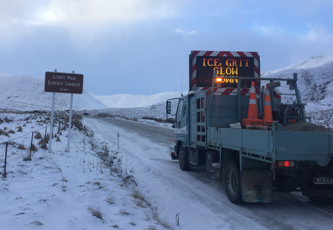 Heavy snow fell on the Lindis Pass (SH8) earlier this week. Photo: NZTA/Waka Kotahi 