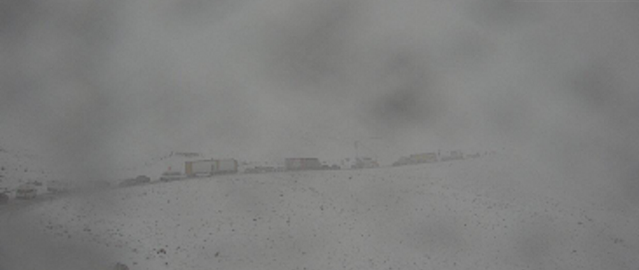 Vehicles queue on the Lindis Pass, which was closed by snow on Thursday morning. Photo: NZTA