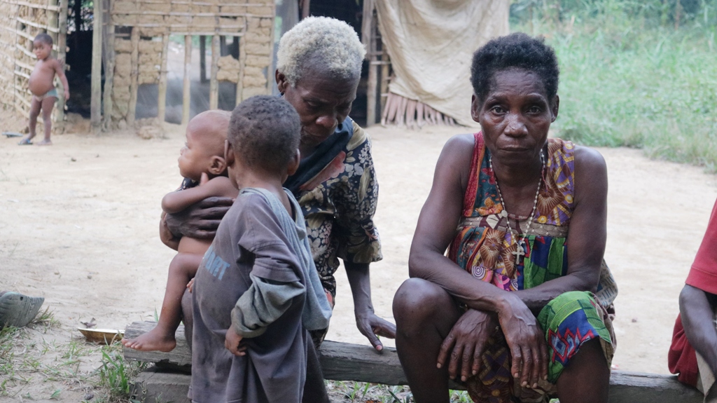 Pygmy women and Bantu children in Cameroon. Photo: Reuters