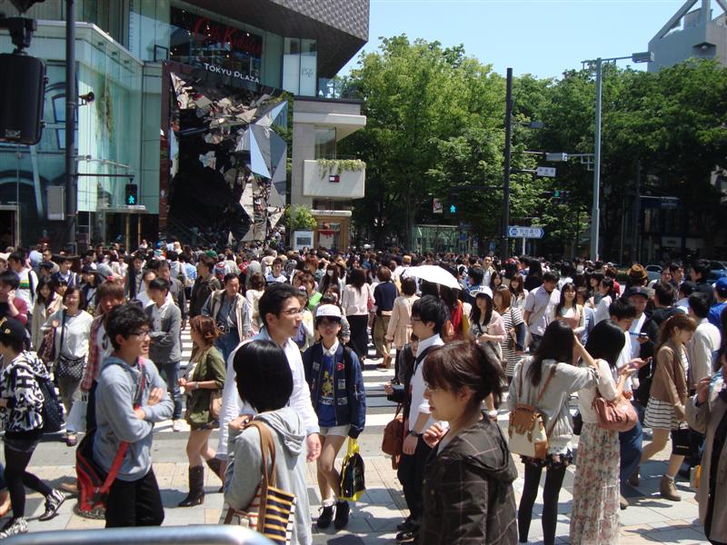 People-watching in Tokyo | Otago Daily Times Online News - 800 x 600 jpeg 110kB