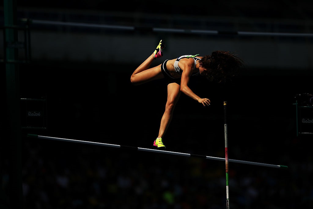 Eliza McCartney clears the bar during the women's pole vault qualifying round. Photo: Getty Images