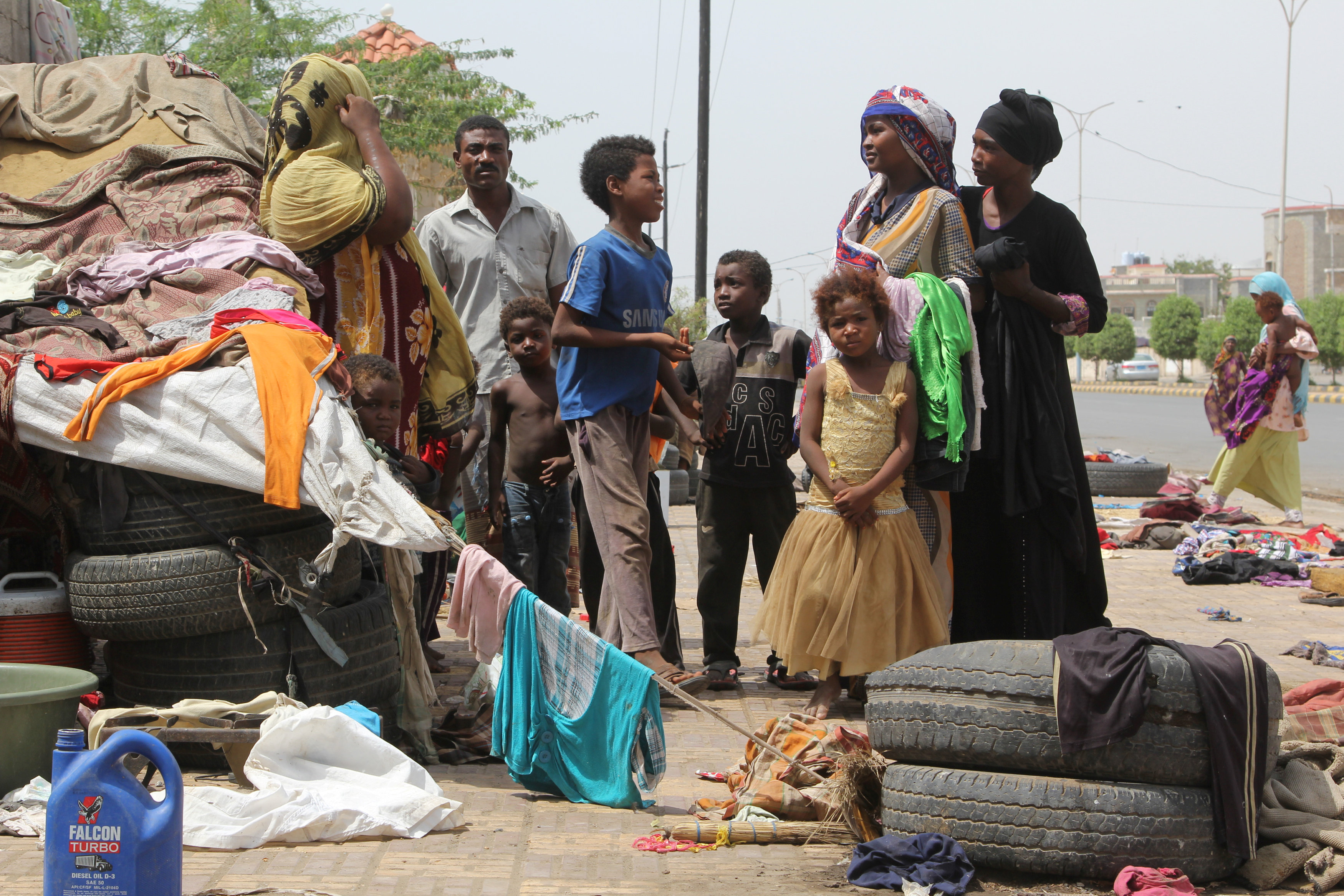 People fleeing war live on the streets of Hodeidah, Yemen. May 15, 2017. Photo: Reuters