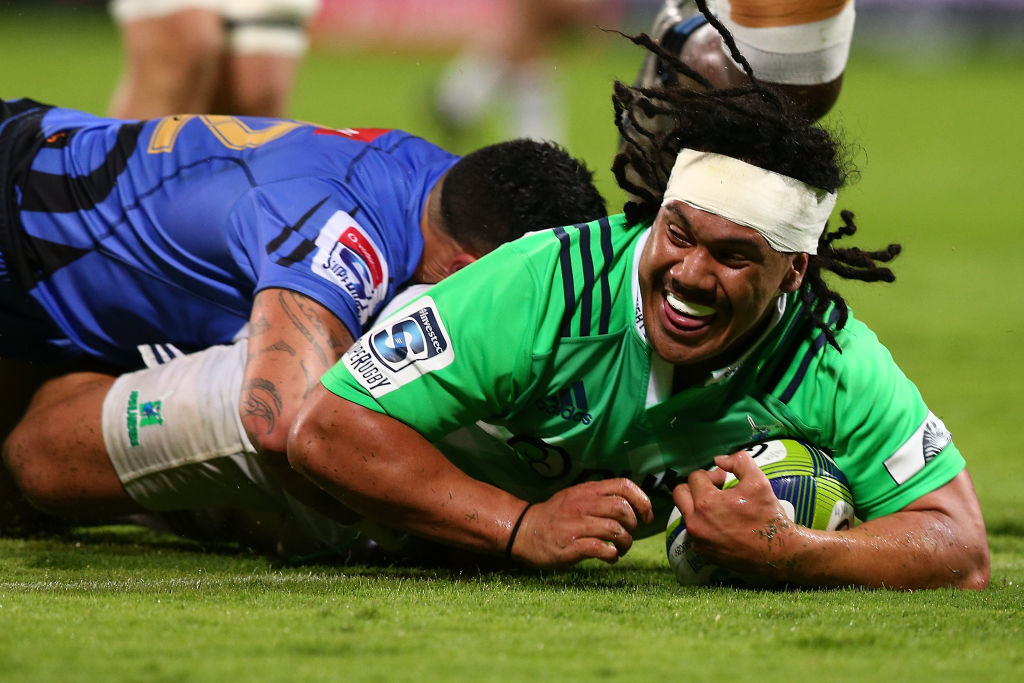 Aki Seuili crosses to score for the Highlanders against the Force. Photo Getty Images