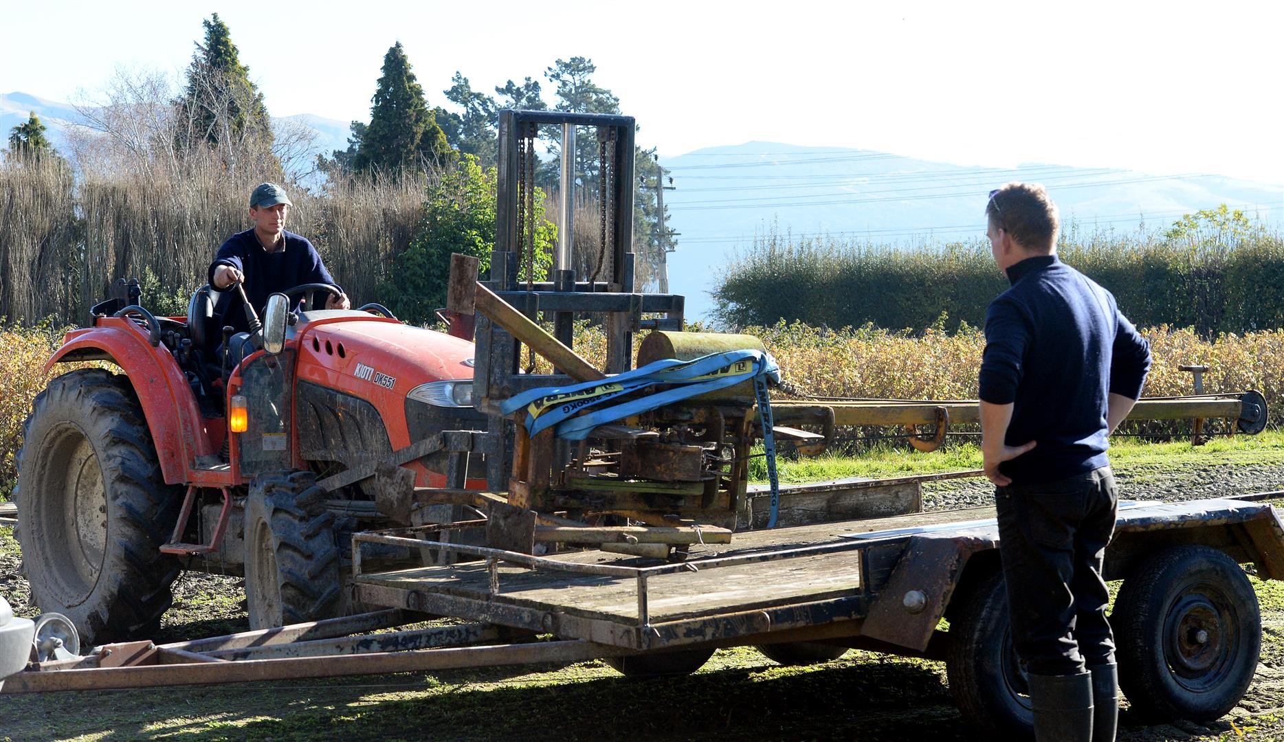 Steve McArthur loads items sold at auction yesterday on to a trailer for Mark Pascall, of Christchurch. Photo: Linda Robertson.