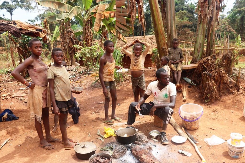 Young Pygmy women learn how to fry donuts. Photo: Reuters