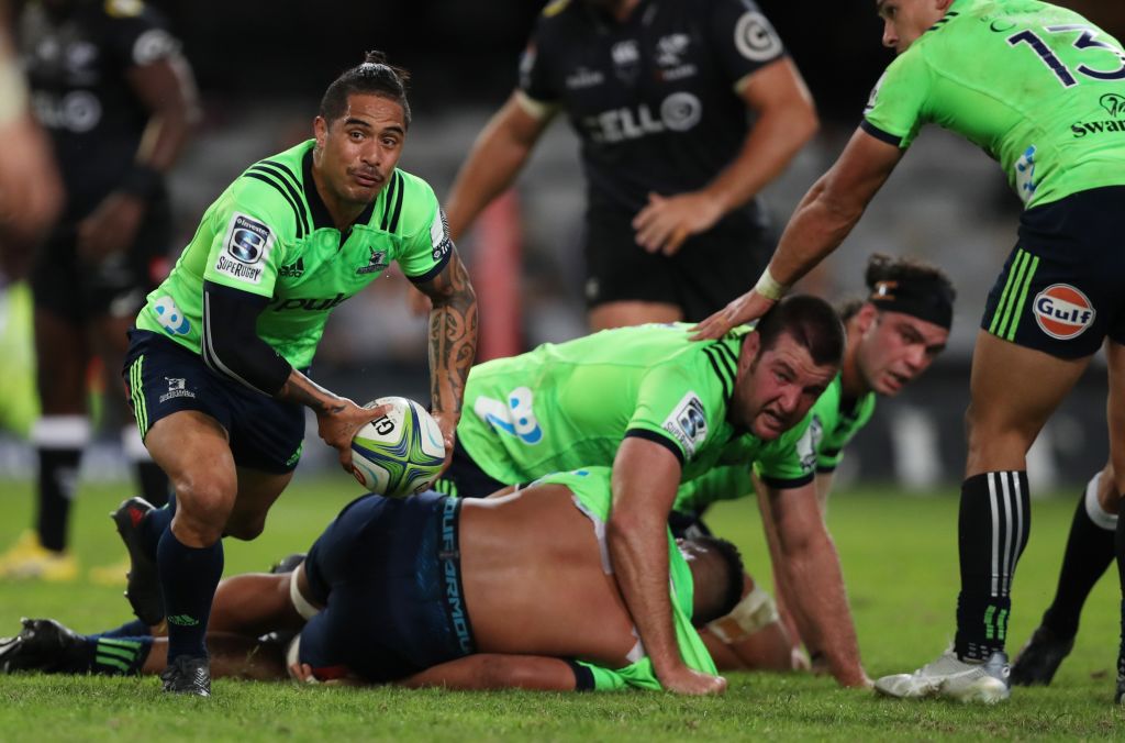 Highlanders halfback Aaron Smith looks to clear the ball against the Sharks. Photo: Getty