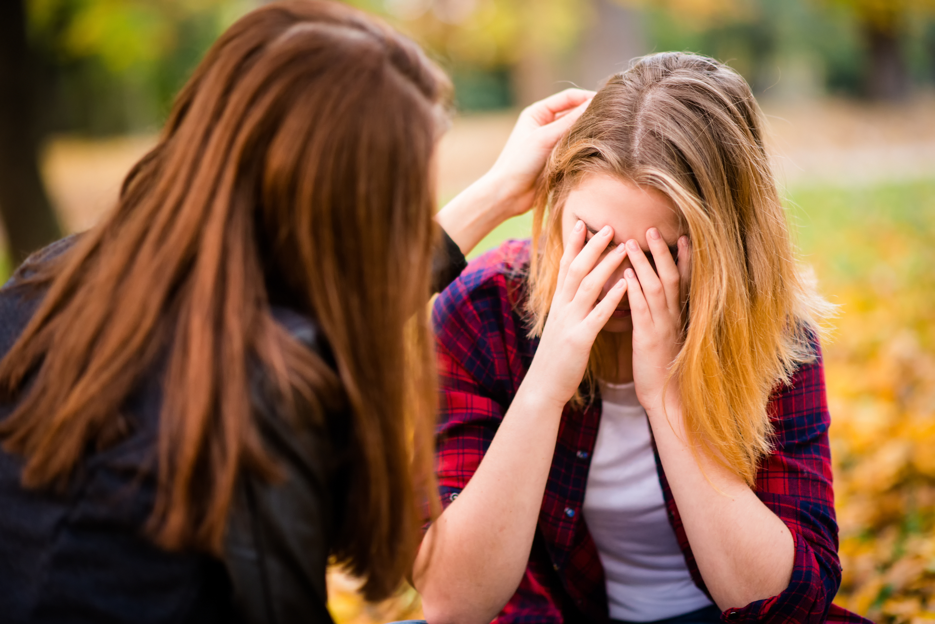 Friends problems. Подруга утешает. Утешение подруги. Подруга успокаивает. Подруга утешает плачущую подругу.