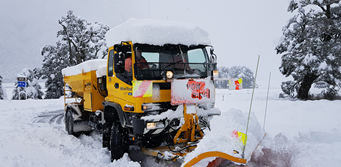 Snow clearing work at Knobs Flat. Photo: Milford Road Alliance