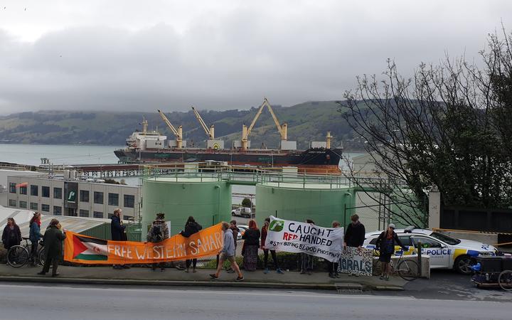 Protesters at Ravensdown fertiliser plant in Dunedin today. Photo: RNZ