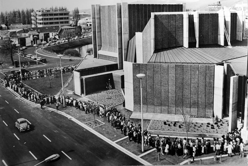 The public lines up to get their first look at the new Christchurch Town Hall in 1972.