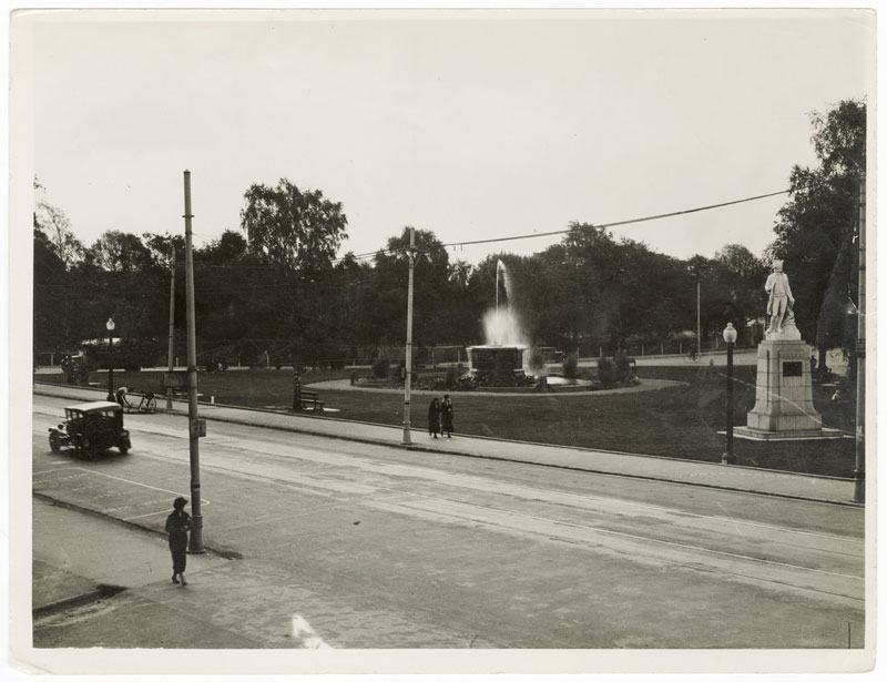 The Bowker Fountain and Captain Cook statue in Victoria Square, 1941.