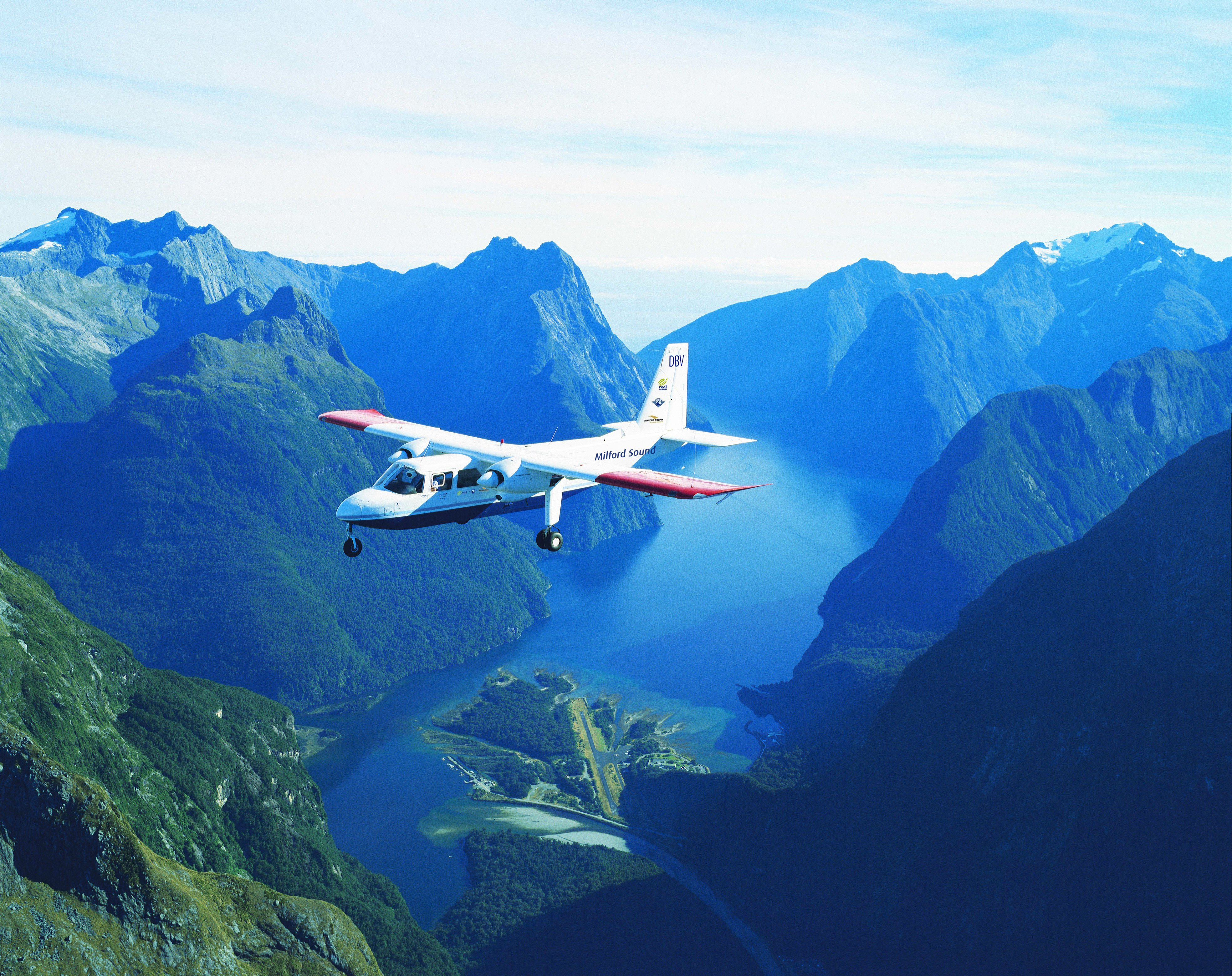 Flights to saw. Milford Sound New Zealand аэропорт. Милфорд-саунд с самолета. Новая Зеландия Милфорд вертолет. Milford звук Scenic.