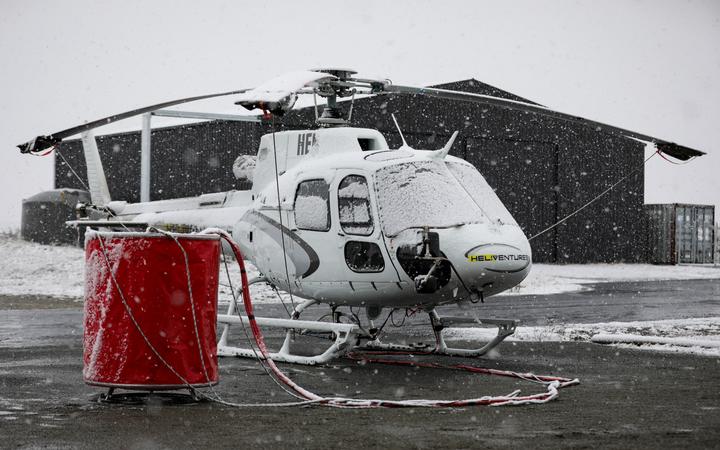 Snow grounds helicopter crews fighting Lake Pukaki fire. Photo: RNZ / Nathan Mckinnon