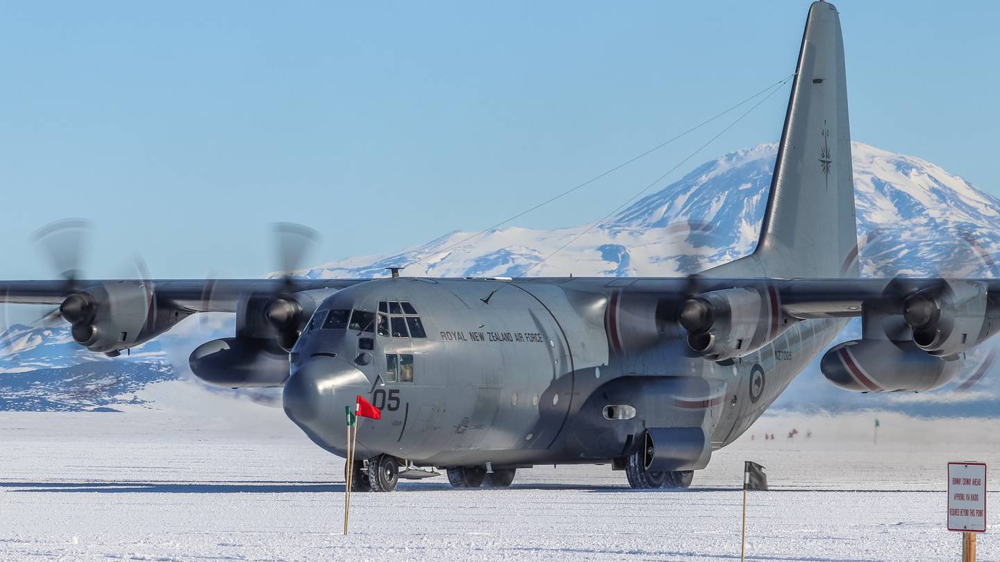 Nz Military Divers Fly Out Of Christchurch For Under Ice Hydrography Mission In Antarctica Otago Daily Times Online News