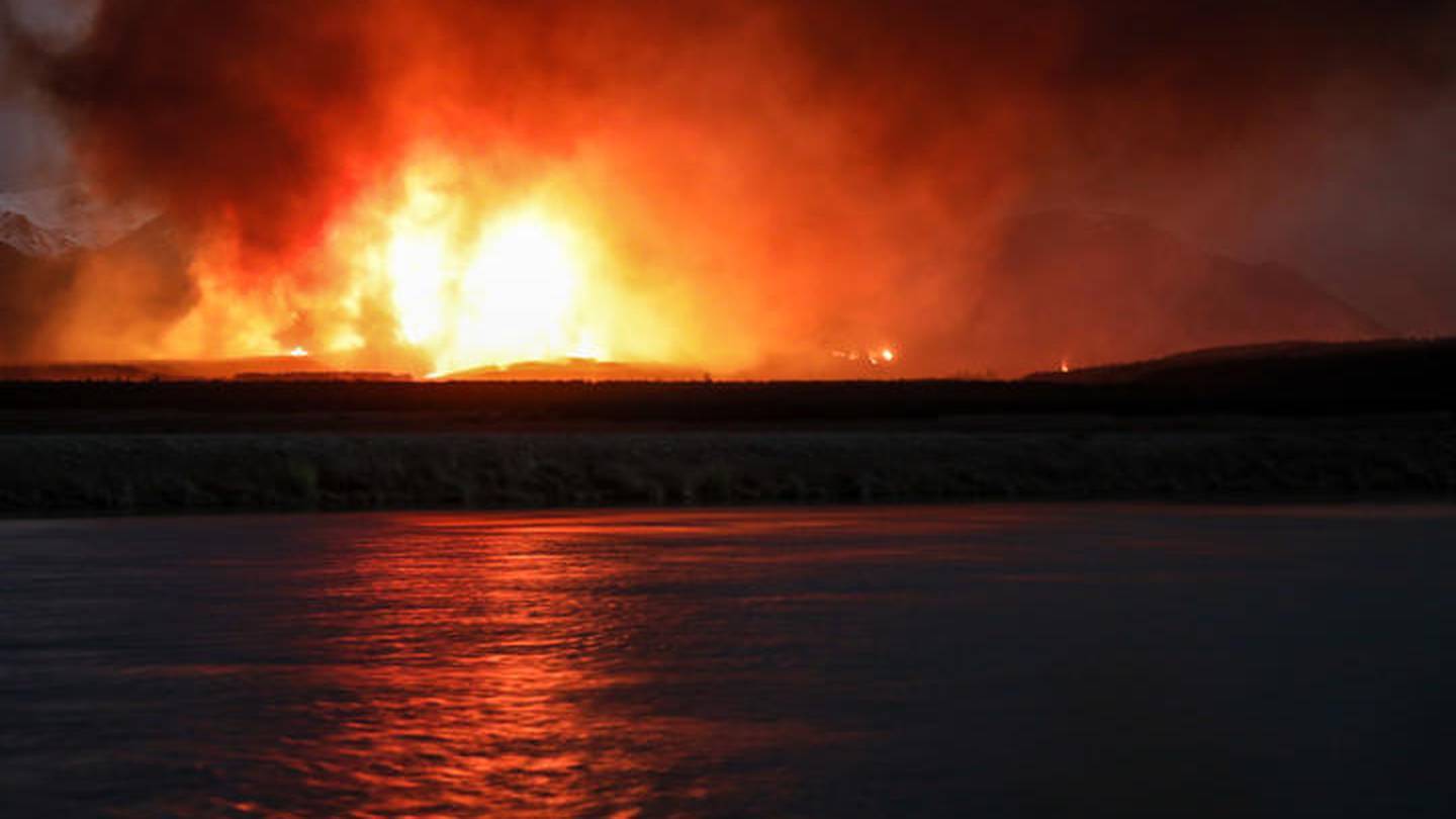 The fire seen over Lake Pukaki. Photo: Nate McKinnon, RNZ