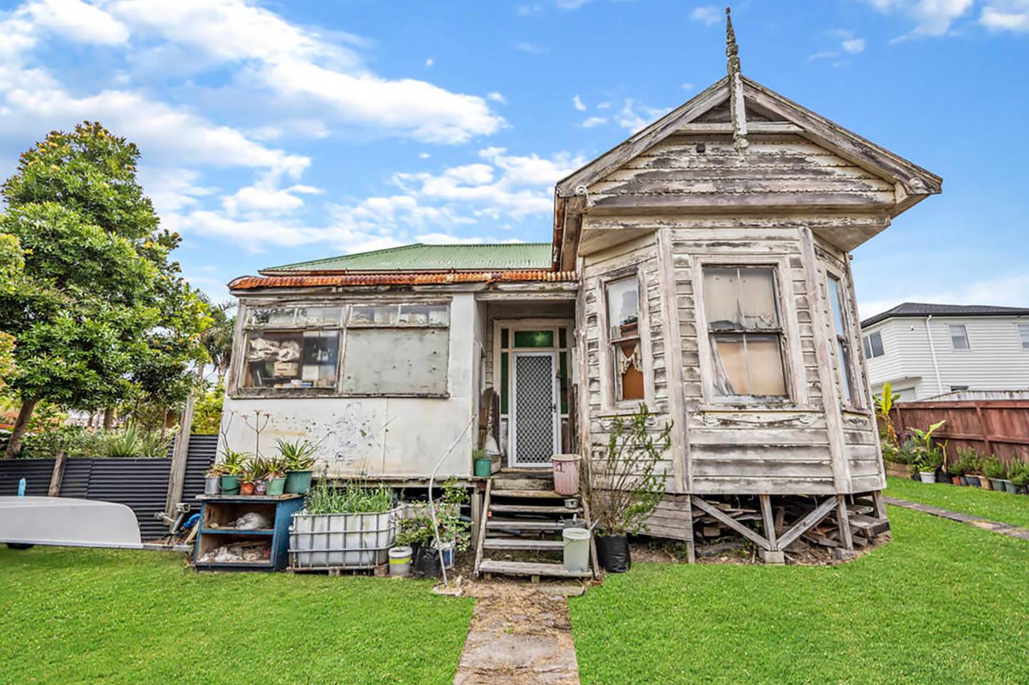 It may not be the flashest home on the block, but this Great North Rd villa in Avondale sold for...