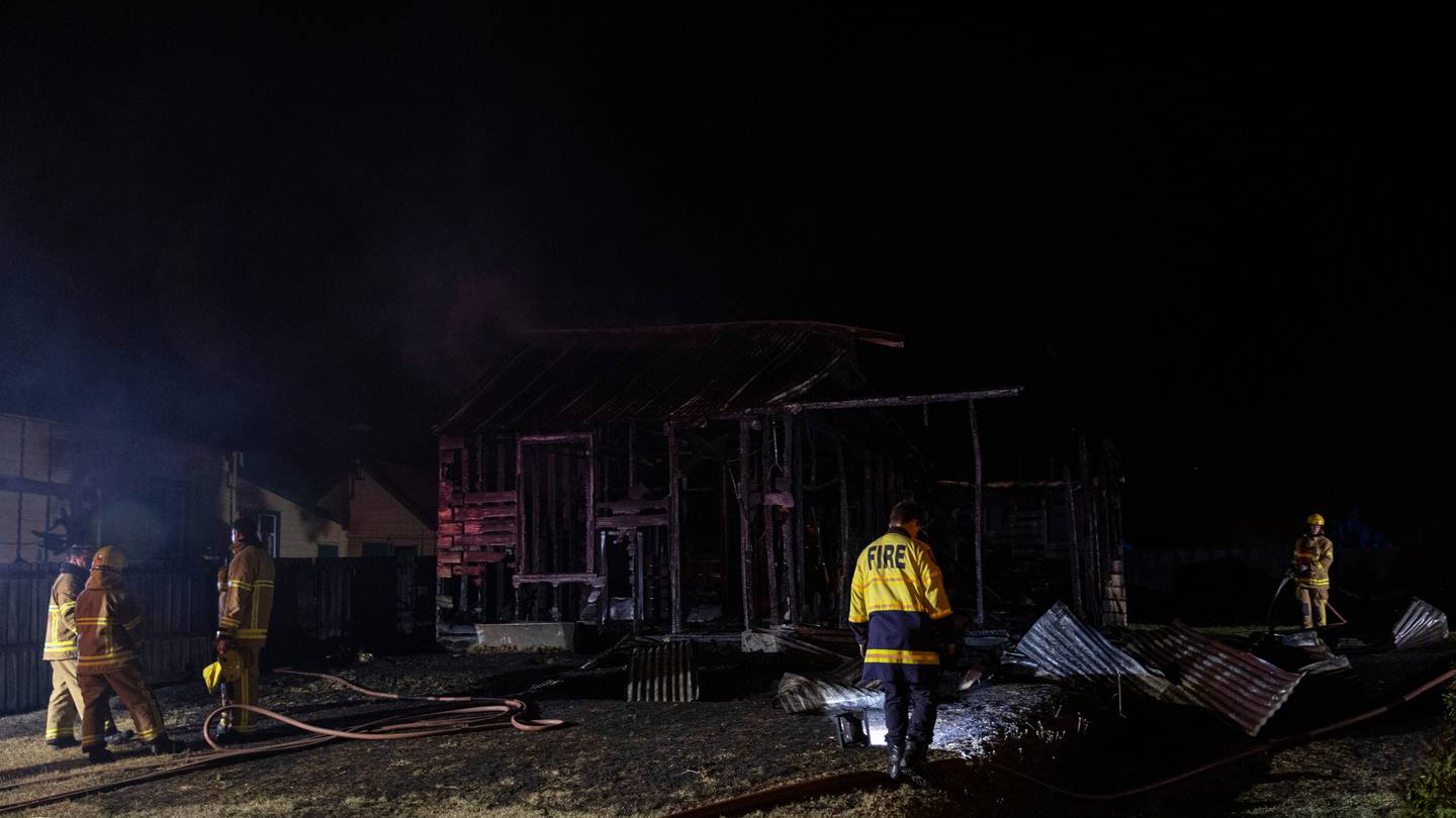 An house fire started at 12am on Tuesday in Woolston. Photo: George Heard / NZH