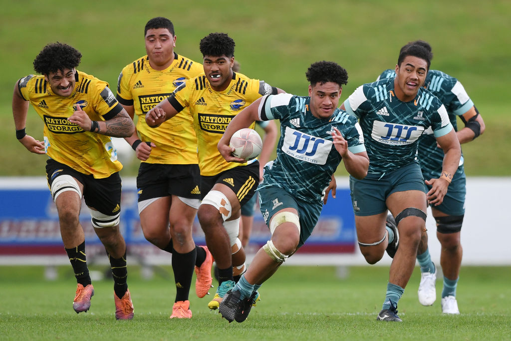 Giovanni Leituala of the Highlanders makes a break against the Hurricanes. Photo by Kerry...