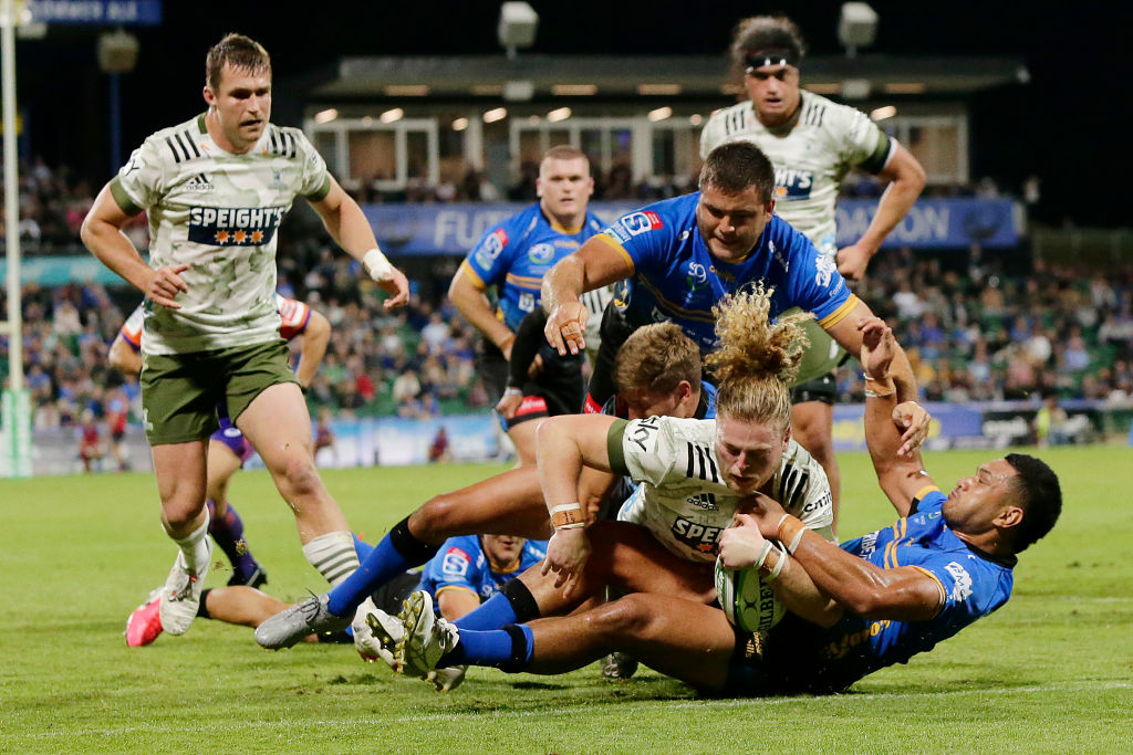 Scott Gregory crosses to score for the Highlanders against the Force. Photo: Getty