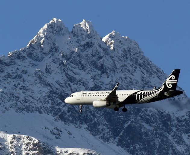 The Government this afternoon extended a grace period by 24 hours to allow Air New Zealand to fly...