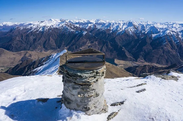 The Ben Lomond plinth and alidade at the summit. Photo: Mountain Scene