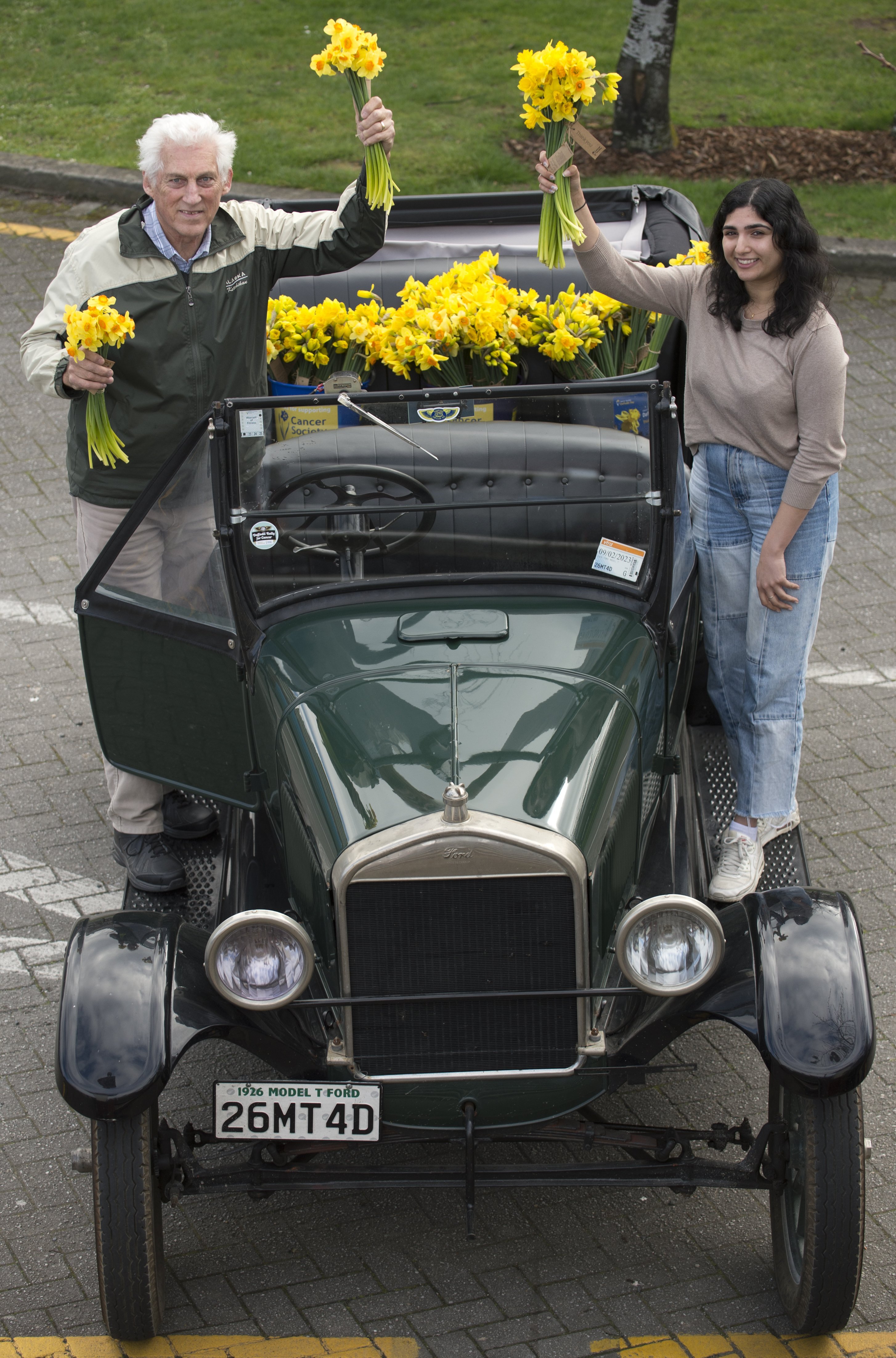 Daffodil delivery driver Graeme Duthie and Cancer Society of New Zealand volunteer Hailey Kapadia...