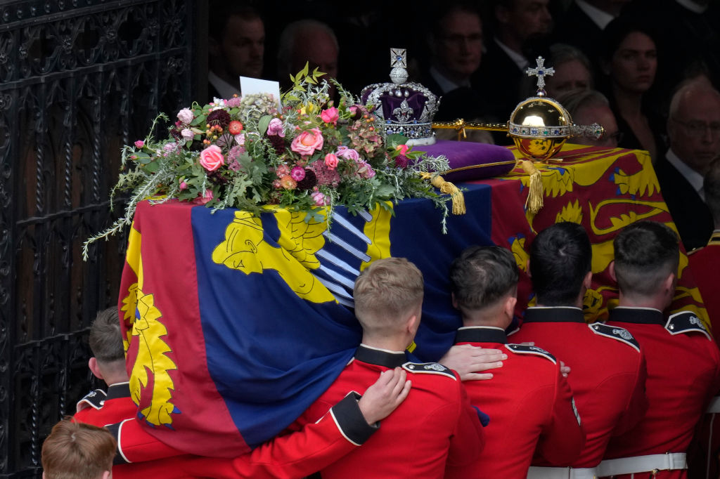 The Queen's coffin is carried towards Saint George's chapel at Windsor Castle. Photo: Getty Images 