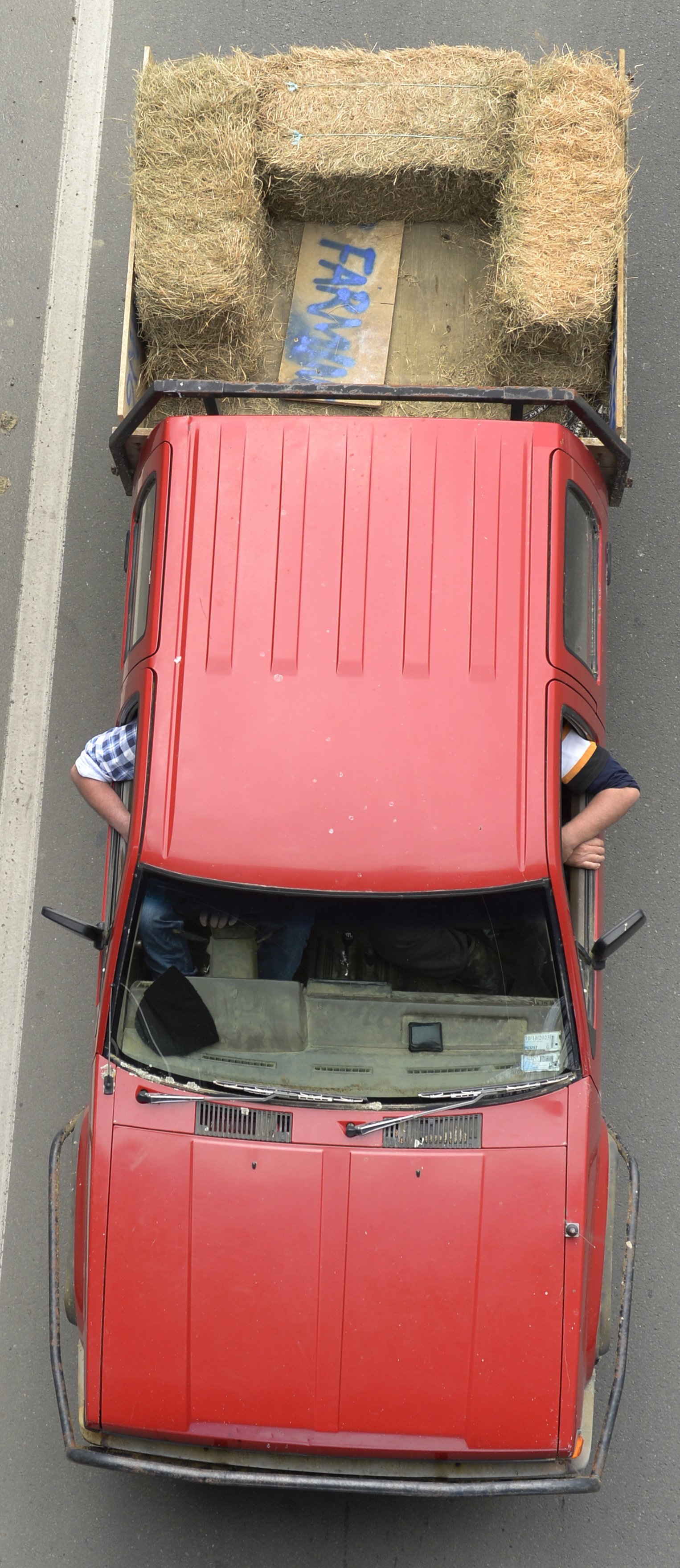 A ute takes part in the Groundswell protest in Dunedin yesterday. PHOTO: GERARD O’BRIEN