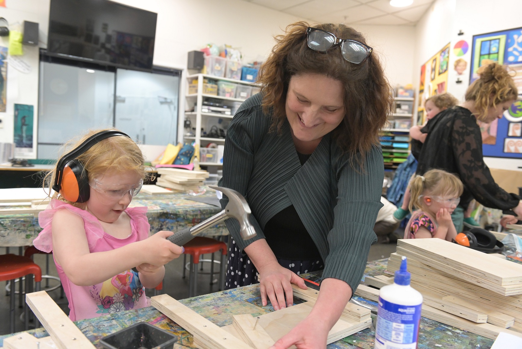 Artist Emily Floyd helps Clara Barton (5) build an Enzo Mari chair during one of Floyd’s...