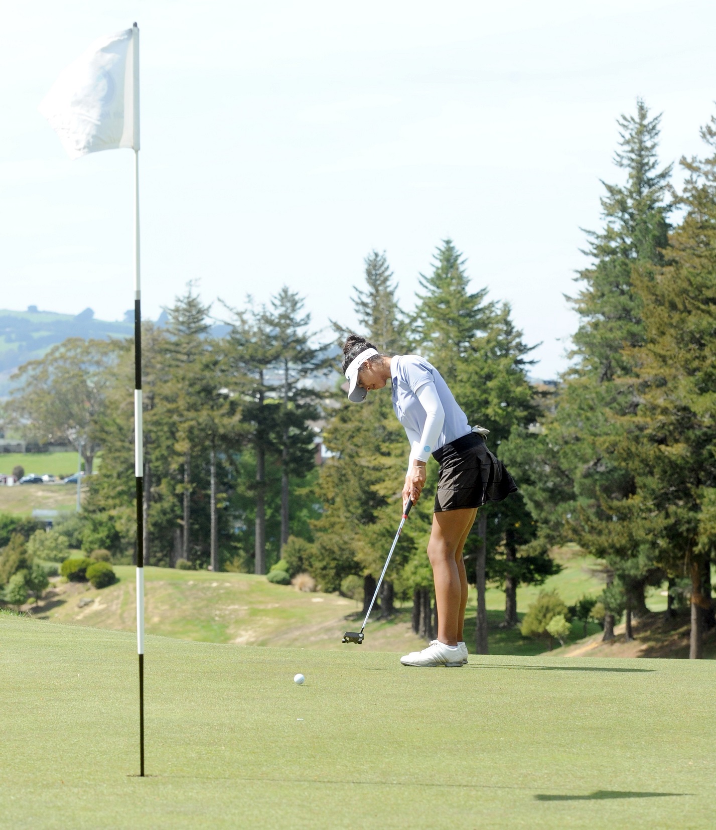 Sera Raj (Wanganui) putts from distance on the 18th. Photo: Linda Robertson