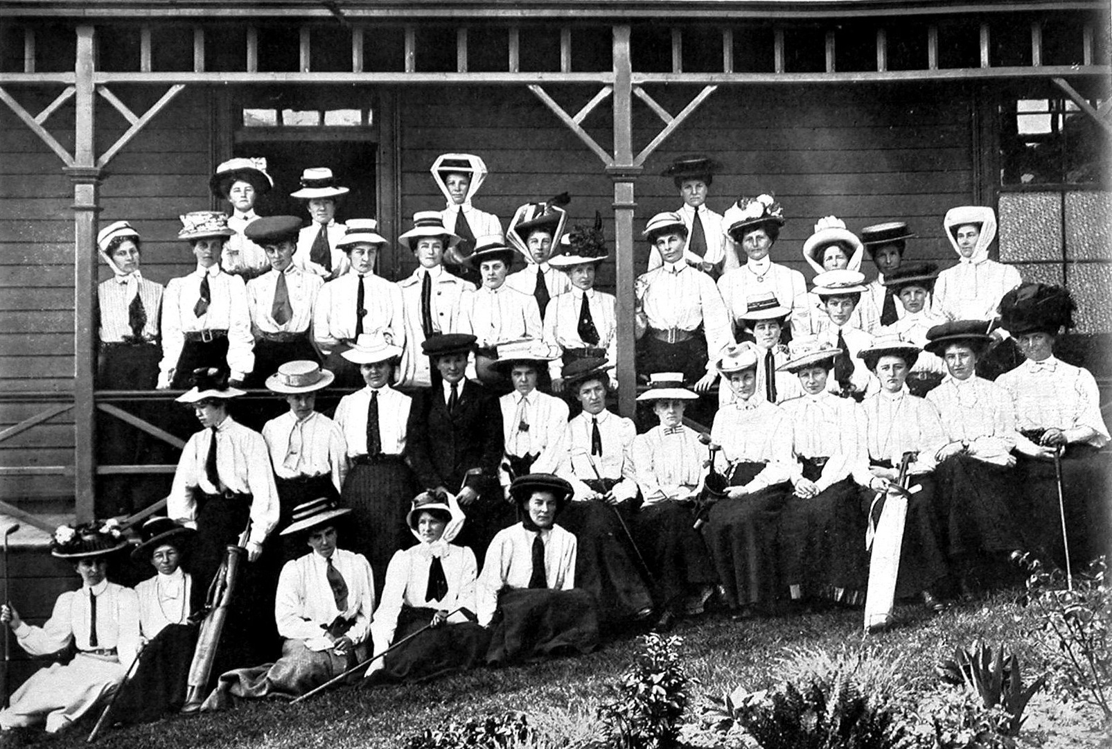 Women prepare for the national amateur at the Otago Golf Club in 1908.