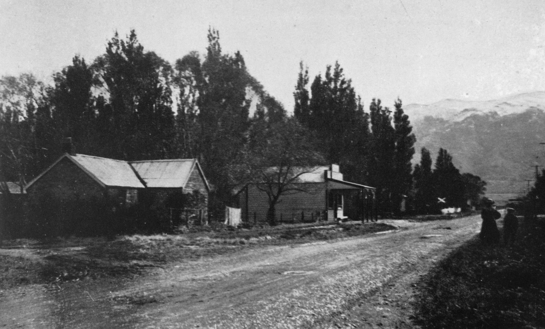 A country road in Middlemarch in 1919. Photo: Otago Images/Otago Daily Times