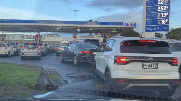 Large queues at the Manukau Mobil station in Auckland this evening. Photo via NZ Herald