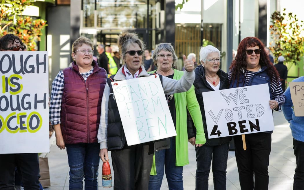 Ben Bell supporters outside the Gore district council building. Photo: RNZ 