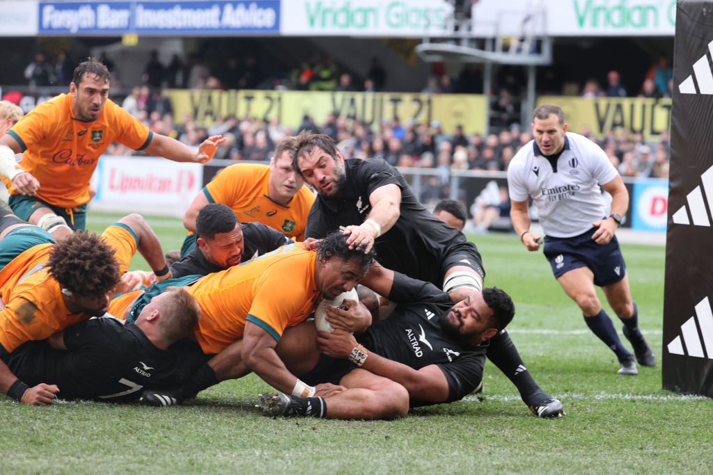 Rob Leota of Australia is held up over the line by Samisoni Taukei’aho. Photo: Getty Images 