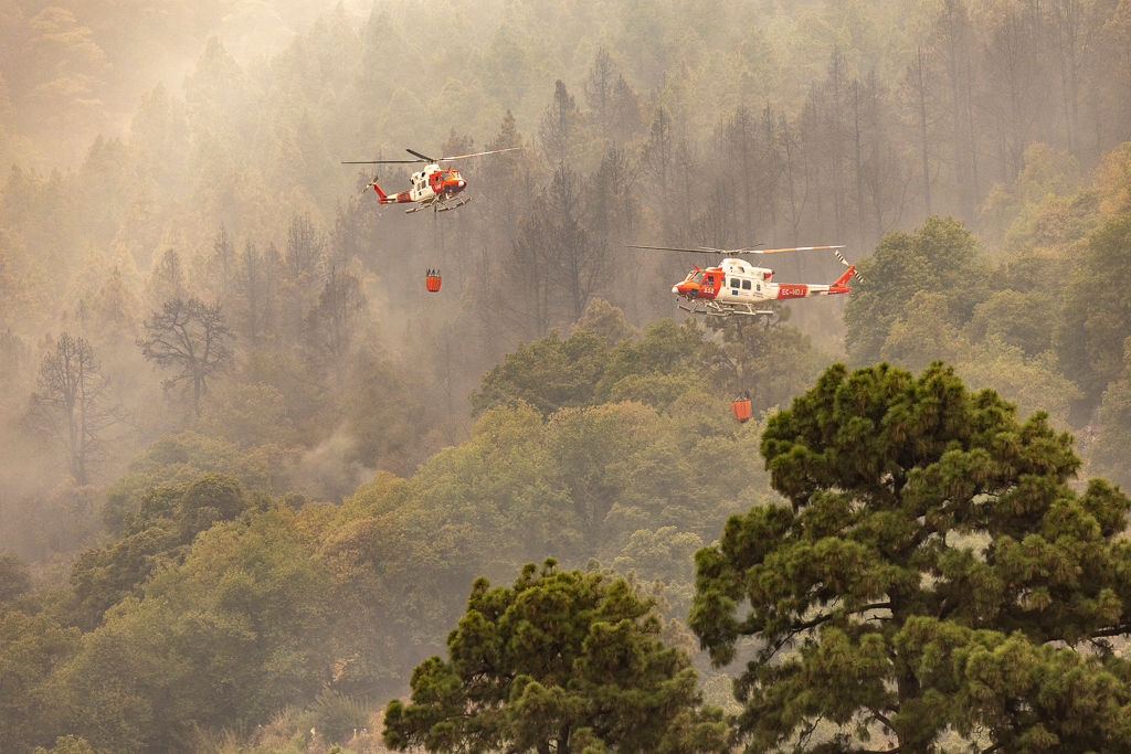 Helicopter crews work on extinguishing the forest fire in La Orotava on Tenerife. Photo Getty Images