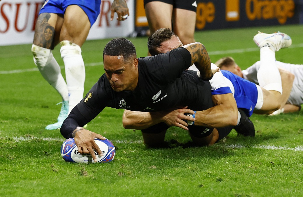 Aaron Smith dives over to score the All Blacks' fifth try against Italy. REUTERS/Gonzalo Fuentes