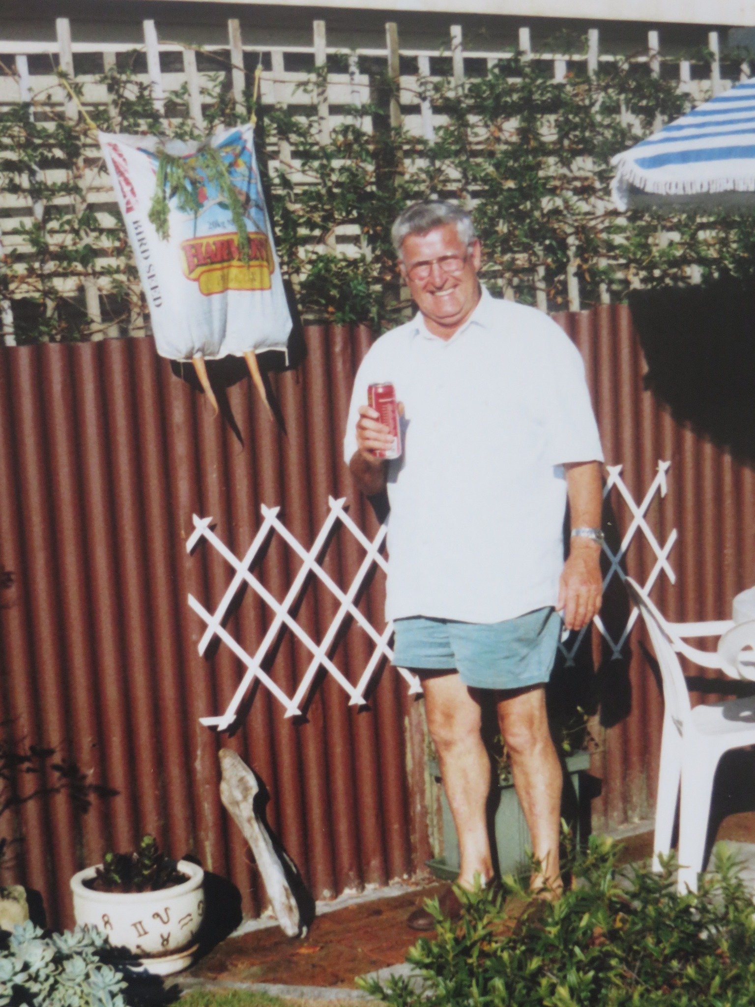 Uncle Colin and his ingenious method for growing carrots. You just cut off what you need for...