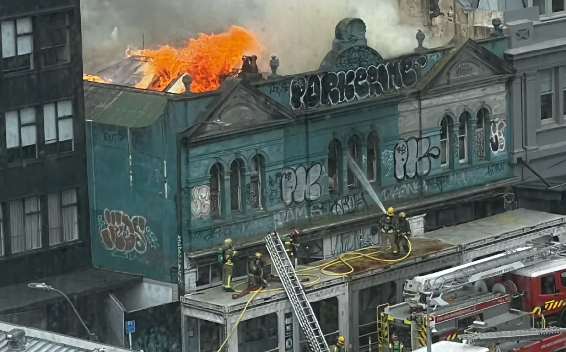 Central Wellington blanketed in smoke as vacant building burns